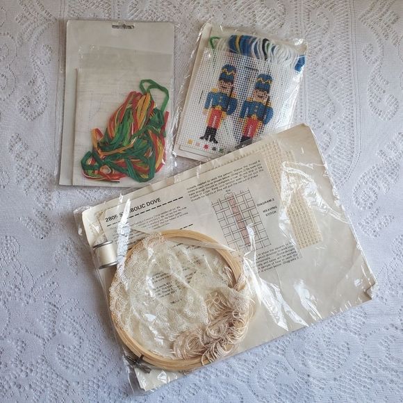 3 Vintage Christmas Holiday Craft Kits - Picture 2 of 8